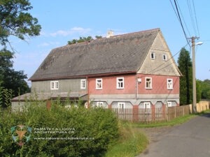 Obklad domu prkny a šablonami